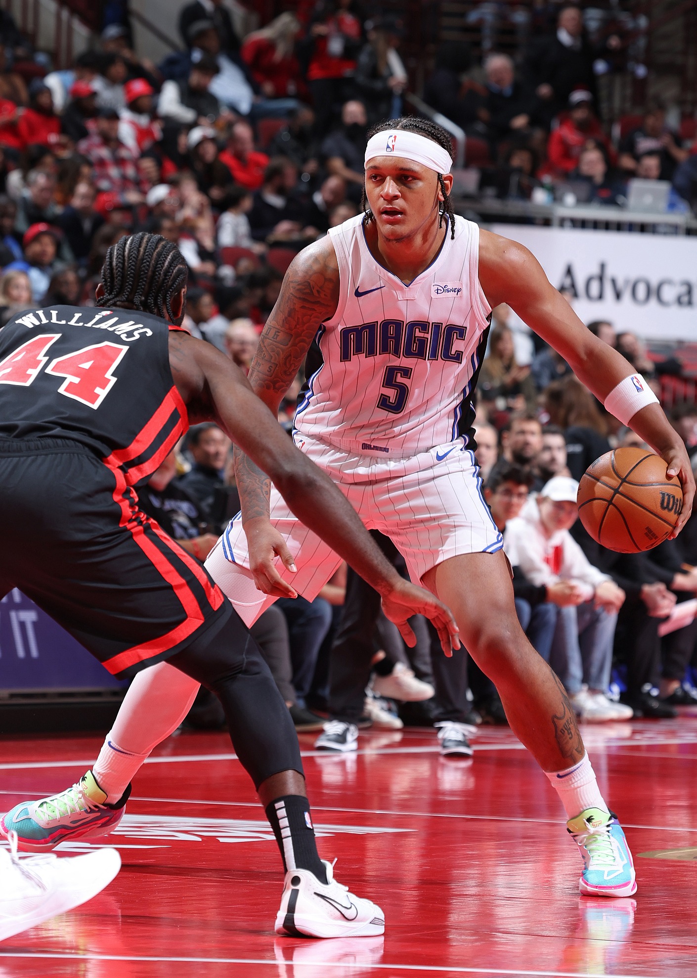 乐竞体育-芝加哥公牛训练开放日，关键时刻官宣签约引欢呼，NBA常规赛在即，训练强度明显提升的简单介绍