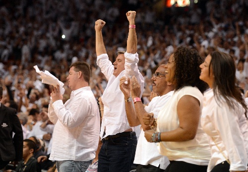 乐竞电竞-巴塞罗那训练开放日，窗口期远射贴柱引欢呼，NBA常规赛在即，医务组通报恢复(mwc巴塞罗那)